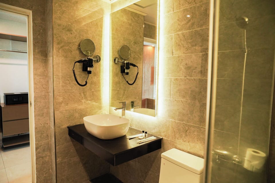 Deluxe Twin Room | Bathroom | Shower, rainfall showerhead, slippers, bidet