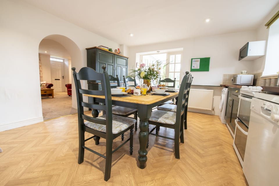 Ground floor: Well-equipped kitchen with dining table