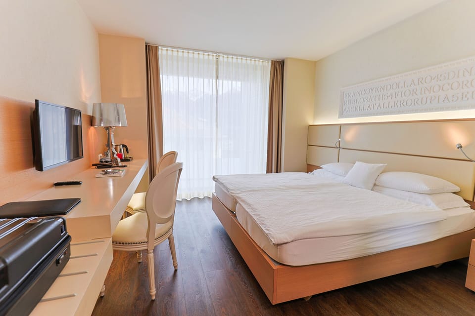 Comfort Double Room, Balcony | Minibar, in-room safe, desk, iron/ironing board