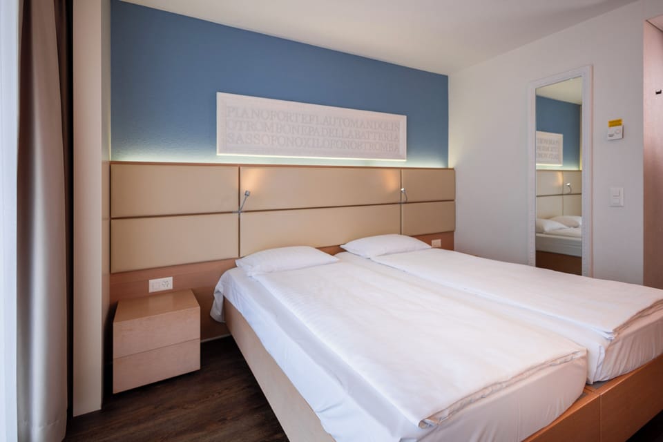 Comfort Double Room, Balcony | Minibar, in-room safe, desk, iron/ironing board (on request)