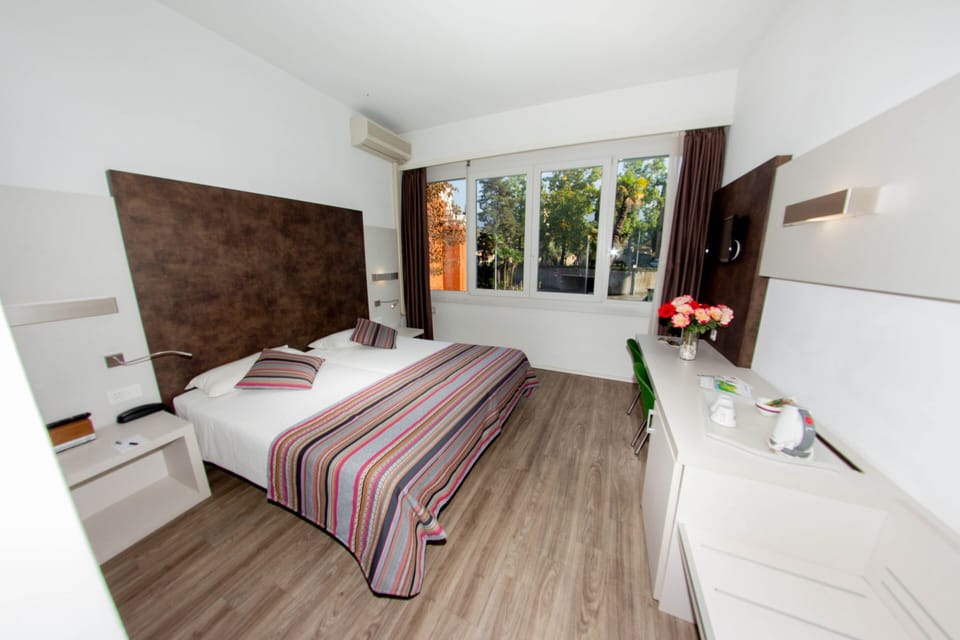 Double Room | Minibar, desk, blackout drapes, free WiFi