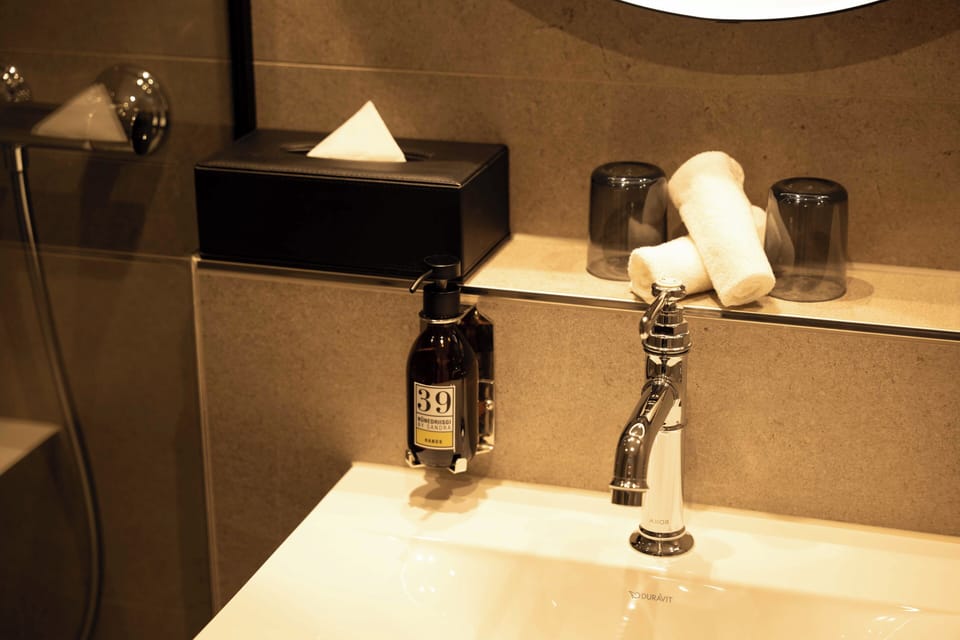 Single Room, Balcony, River View (14m²) | Bathroom | Shower, free toiletries, hair dryer, towels