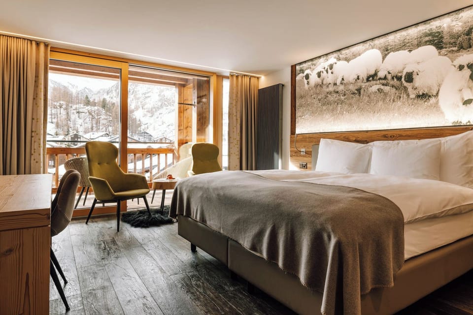 Design Double Room, Mountain View | Minibar, in-room safe, desk, soundproofing