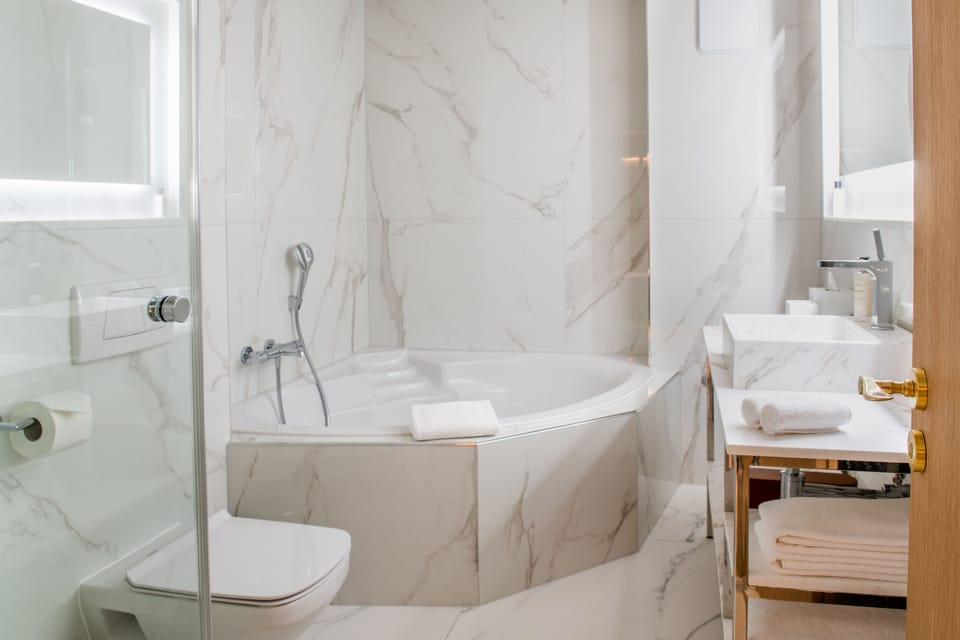 Rainfall showerhead, free toiletries, hair dryer, bathrobes