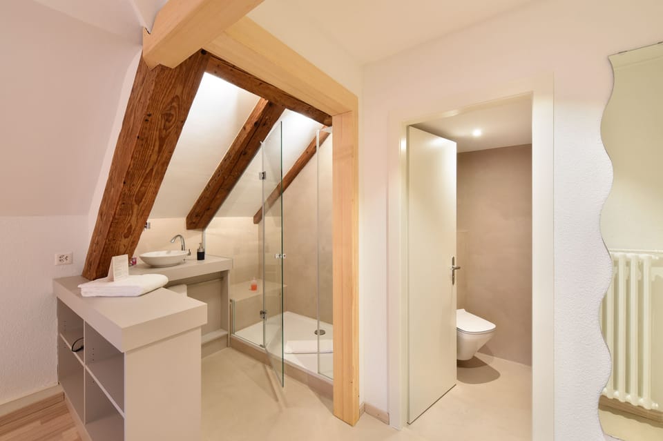 Twin Room | Bathroom | Free toiletries, hair dryer, towels
