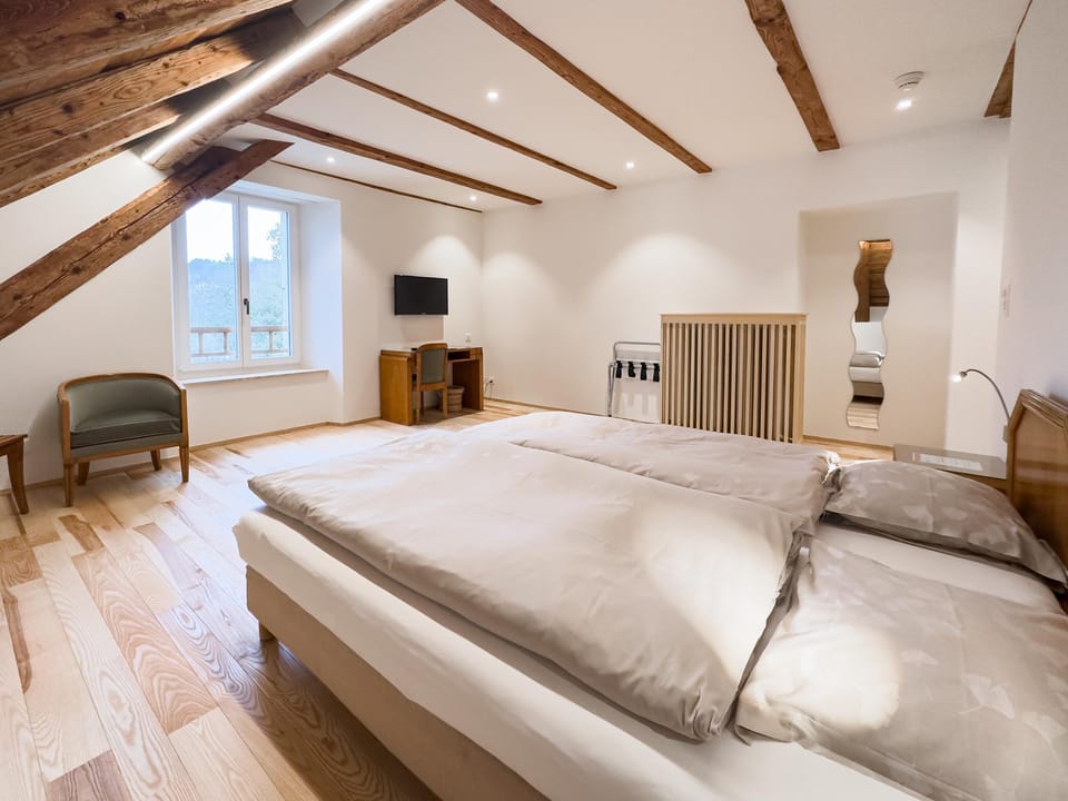 Twin Room | Desk, free WiFi, bed sheets