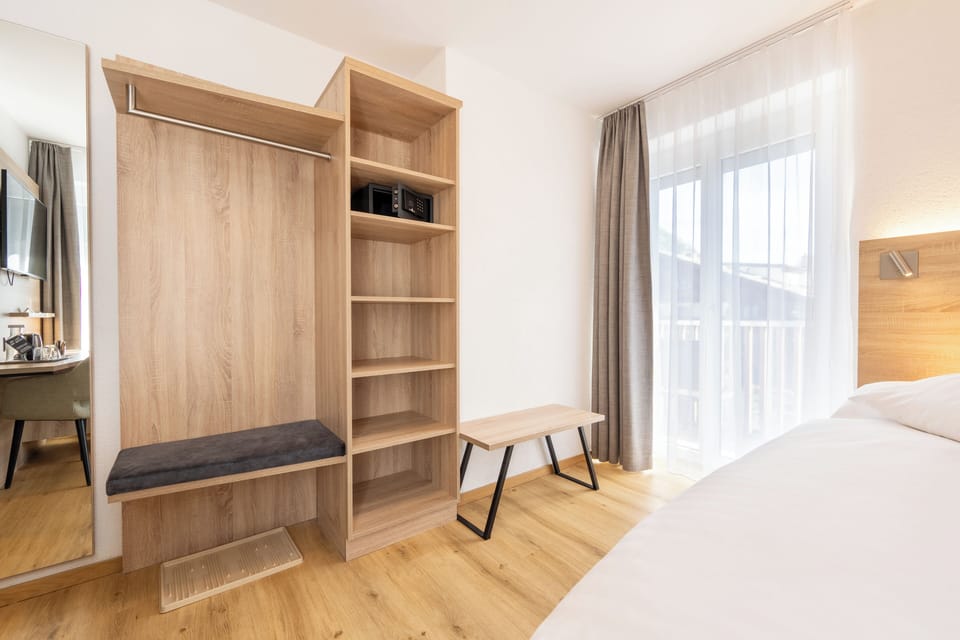 Standard Single Room, Mountain View | Hypo-allergenic bedding available, in-room safe, soundproofing