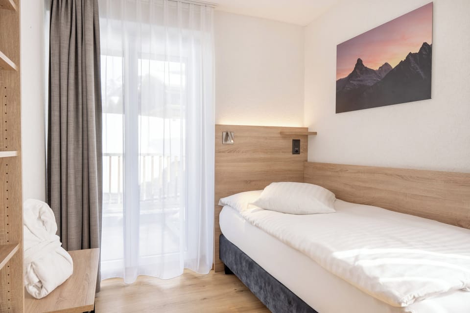 Standard Single Room, Mountain View | Hypo-allergenic bedding available, in-room safe, soundproofing