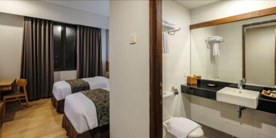 In-room safe, desk, WiFi (free), bed sheets