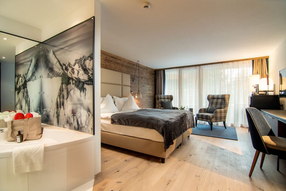 Superior Double Room, 1 King Bed | Living area | Flat-screen TV
