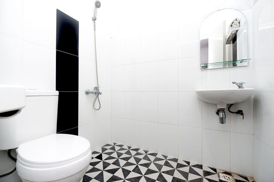 Deluxe Room | Bathroom | Shower, rainfall showerhead, towels