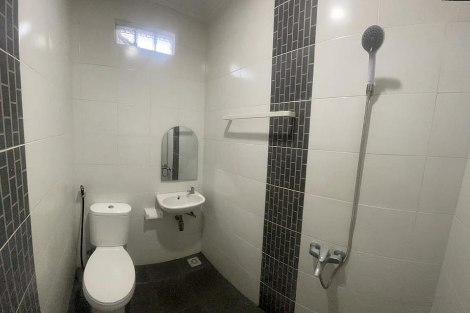 Suite Room | Bathroom | Shower, rainfall showerhead, towels