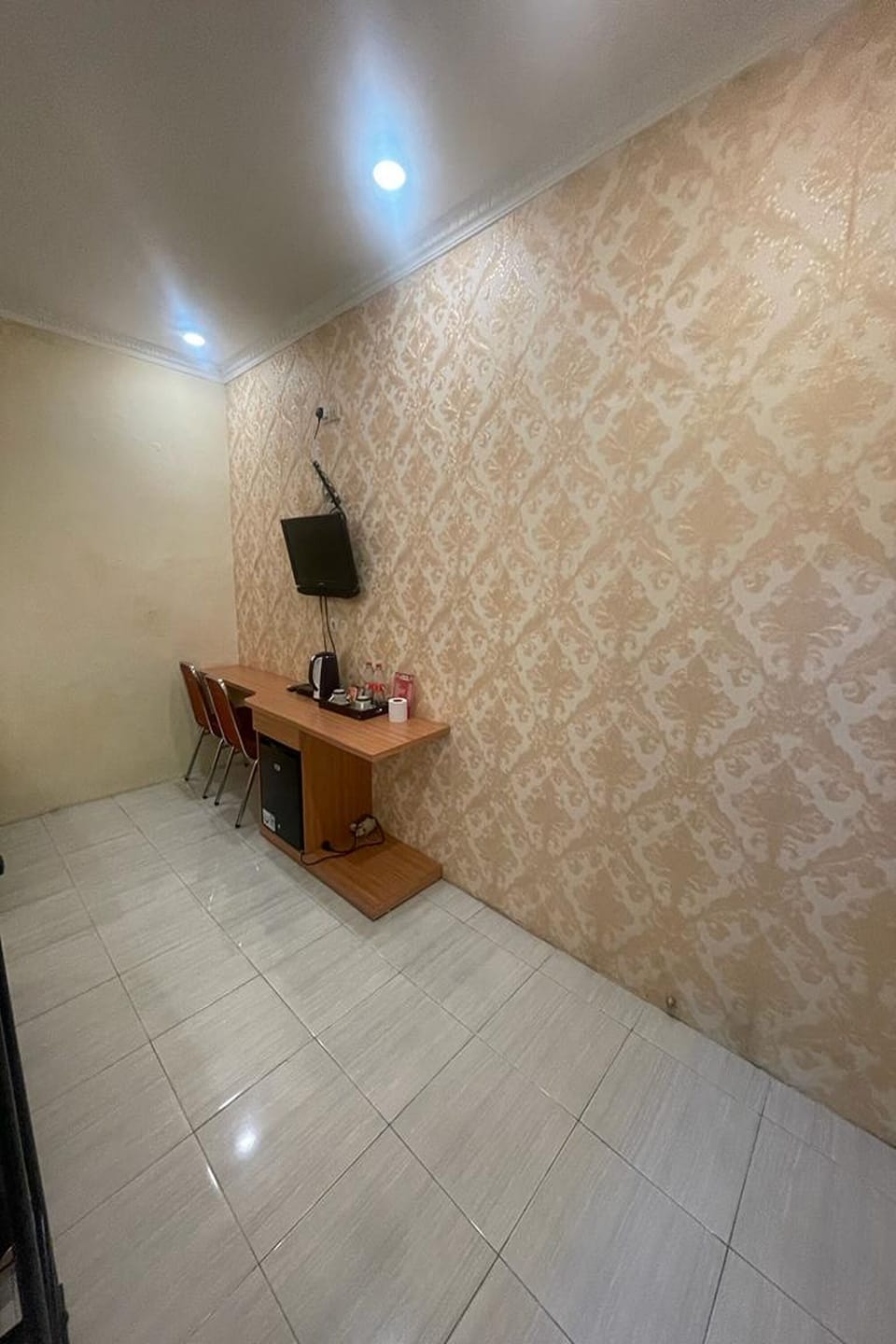 Suite Room | Desk, free WiFi, bed sheets