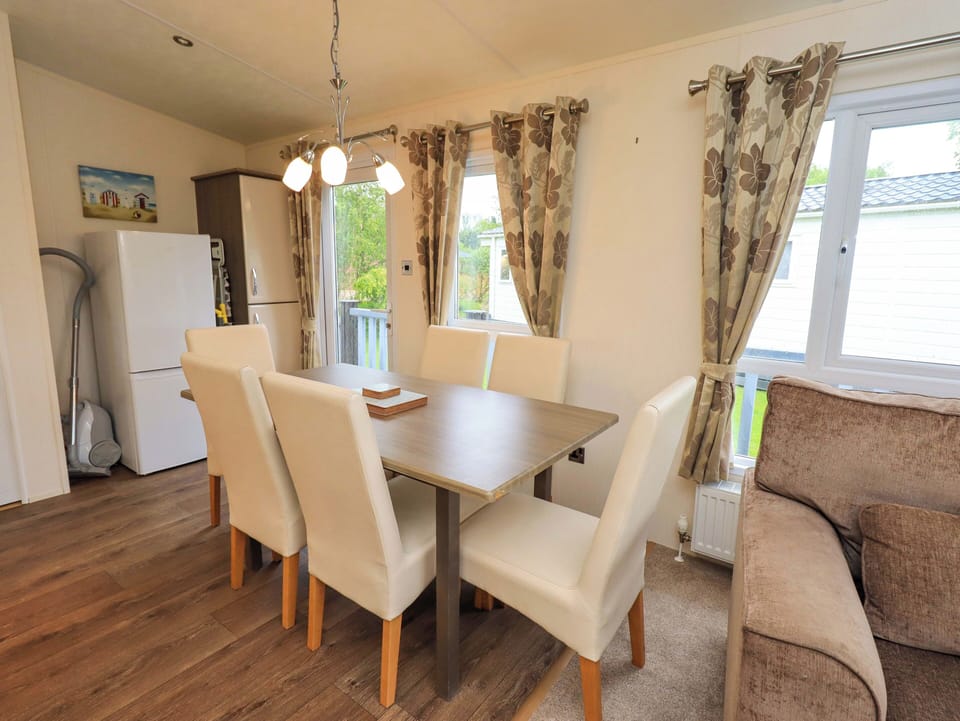 Cottage | Dining