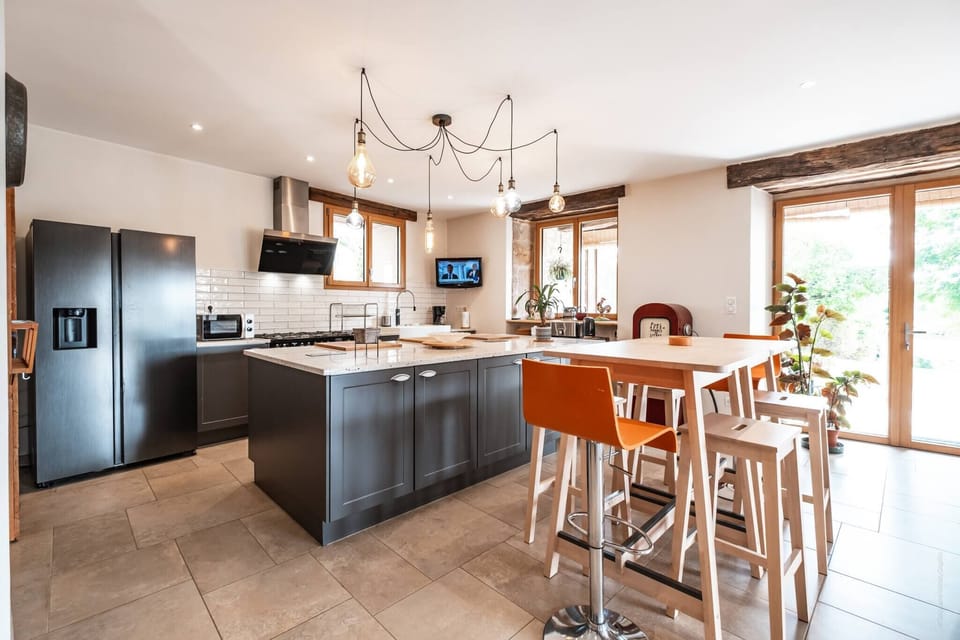 Fully equipped kitchen - Falcon gas piano - central island - TV - Bar table (6 people)