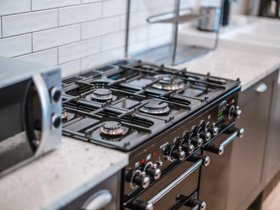 Fully equipped kitchen - Falcon gas piano - central island - TV - Bar table (6 people)