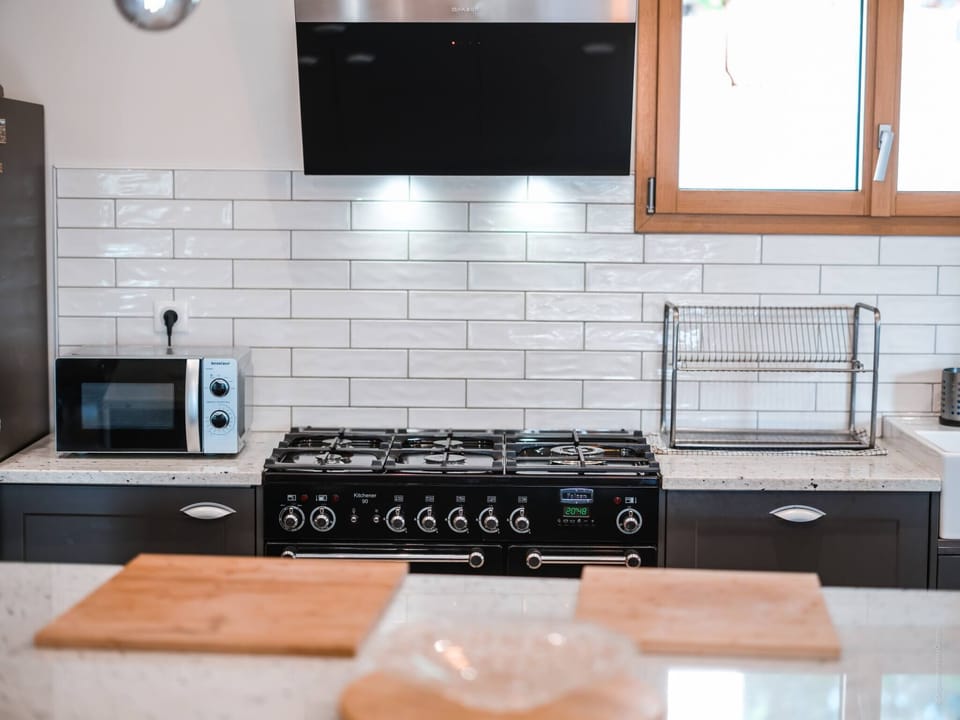 Fully equipped kitchen - Falcon gas piano - central island - TV - Bar table (6 people)