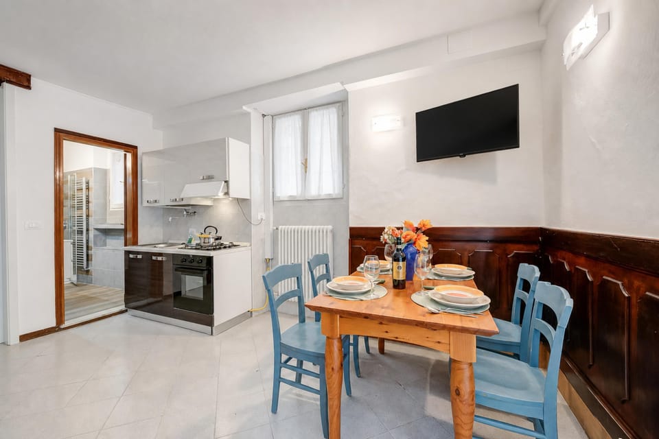 Family Apartment, 1 Bedroom, Microwave (Vicolo 42-private Terrace-200m Lake) | Dining