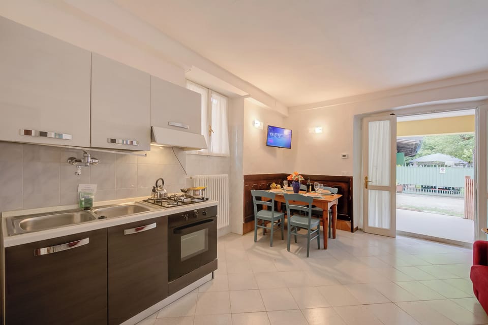 Family Apartment, Multiple Bedrooms (Vicolo 42-private Terrace-200m Lake) | Private kitchen | Fridge, microwave, oven, stovetop