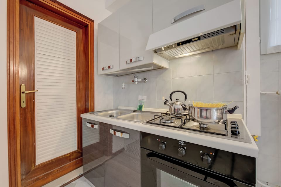 Family Apartment, Multiple Bedrooms (Vicolo 42-private Terrace-200m Lake) | Private kitchen | Fridge, microwave, oven, stovetop