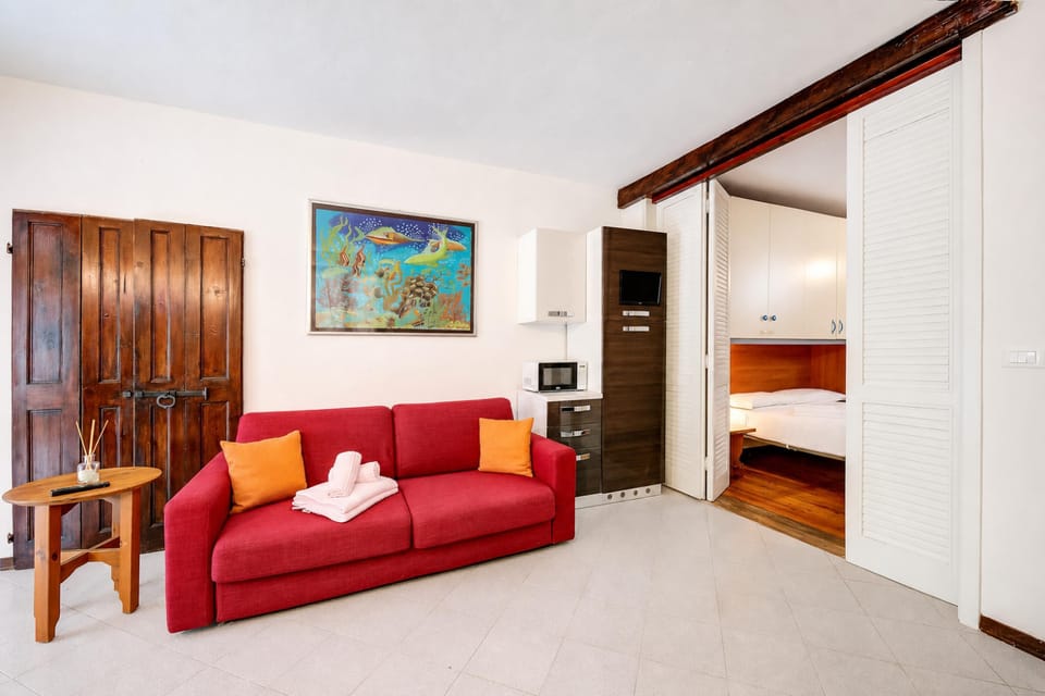 Family Apartment, 1 Bedroom, Microwave (Vicolo 42-private Terrace-200m Lake) | Living area | Flat-screen TV