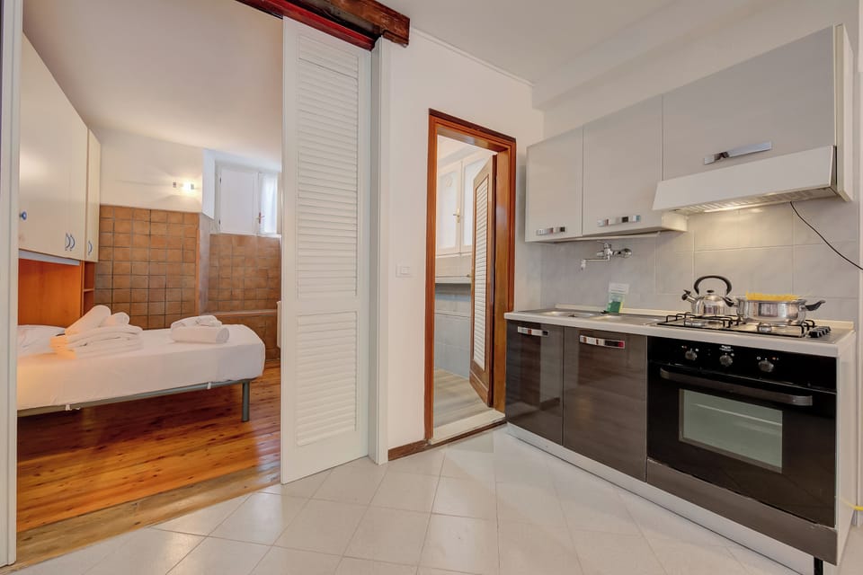 Family Apartment, Multiple Bedrooms (Vicolo 42-private Terrace-200m Lake) | Private kitchen | Fridge, microwave, oven, stovetop