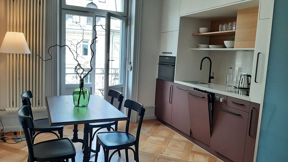 Deluxe Studio, Kitchen | Private kitchen | Shared fridge, microwave