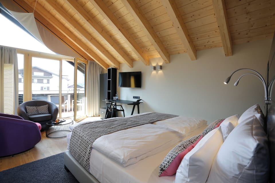 Deluxe Double Room | Hypo-allergenic bedding, in-room safe, desk, blackout drapes