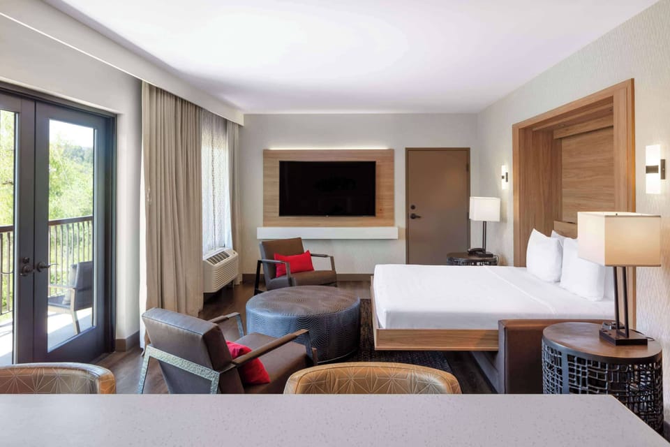 Suite, Non Smoking | Premium bedding, pillowtop beds, blackout drapes, soundproofing