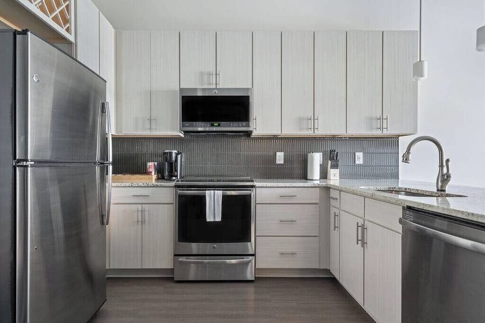 Enjoy cooking again in this designer kitchen!