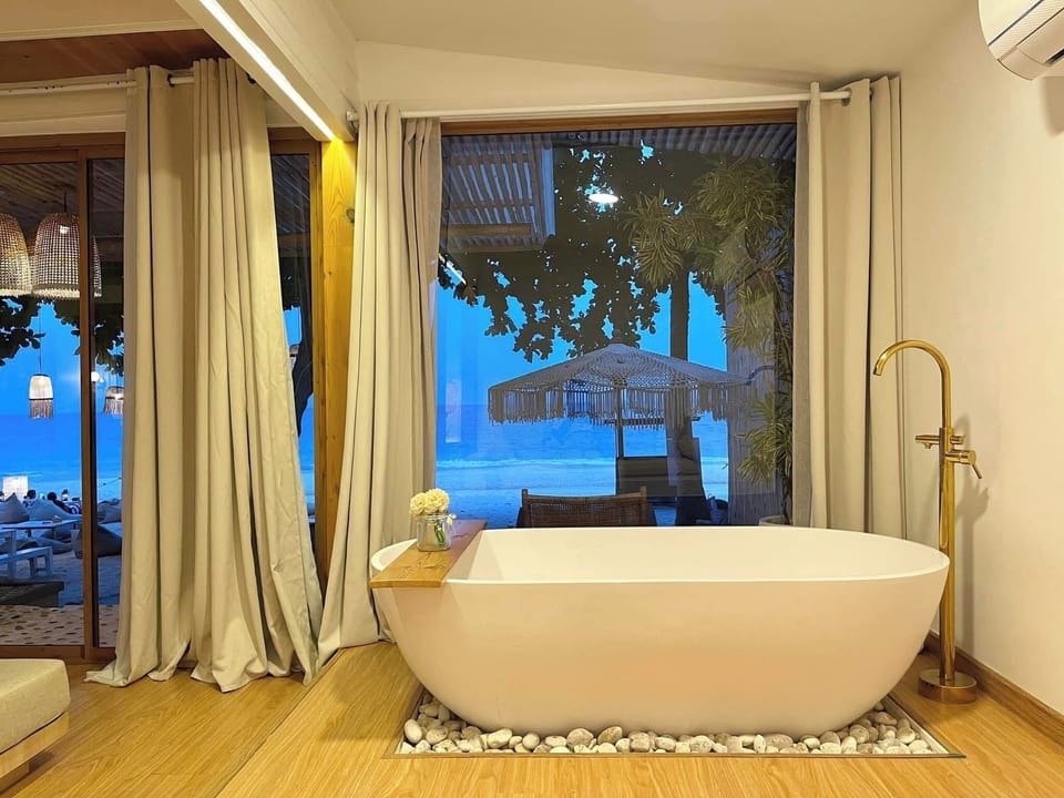 Beachfront Deluxe Bungalow | Rollaway beds, bed sheets
