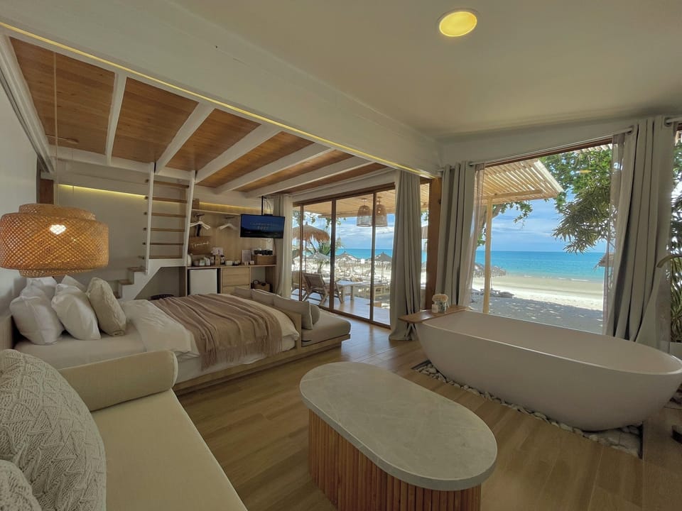 Beachfront Deluxe Bungalow | Rollaway beds, bed sheets