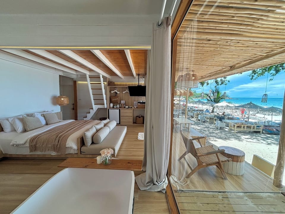 Beachfront Deluxe Bungalow | Rollaway beds, bed sheets