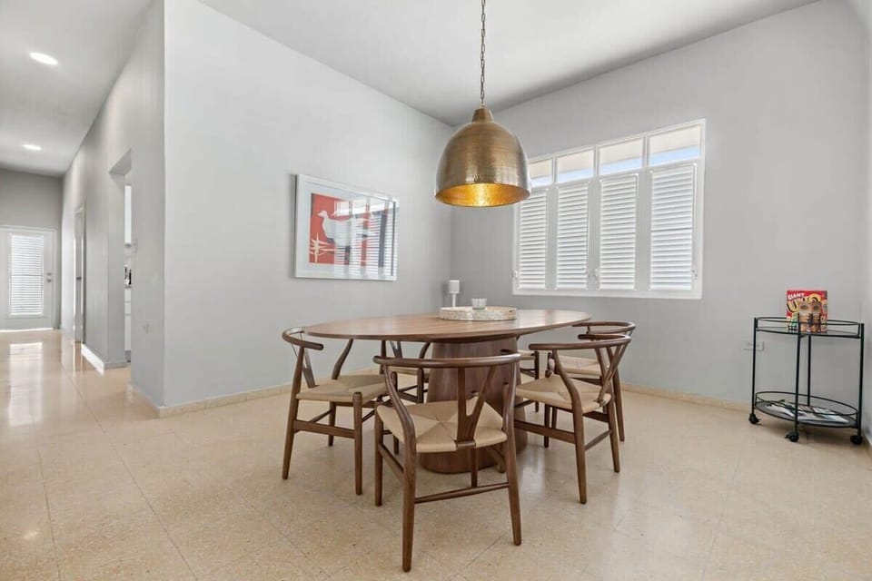 The dining room at Casa Santa Cecilia has a round table with seating for 6