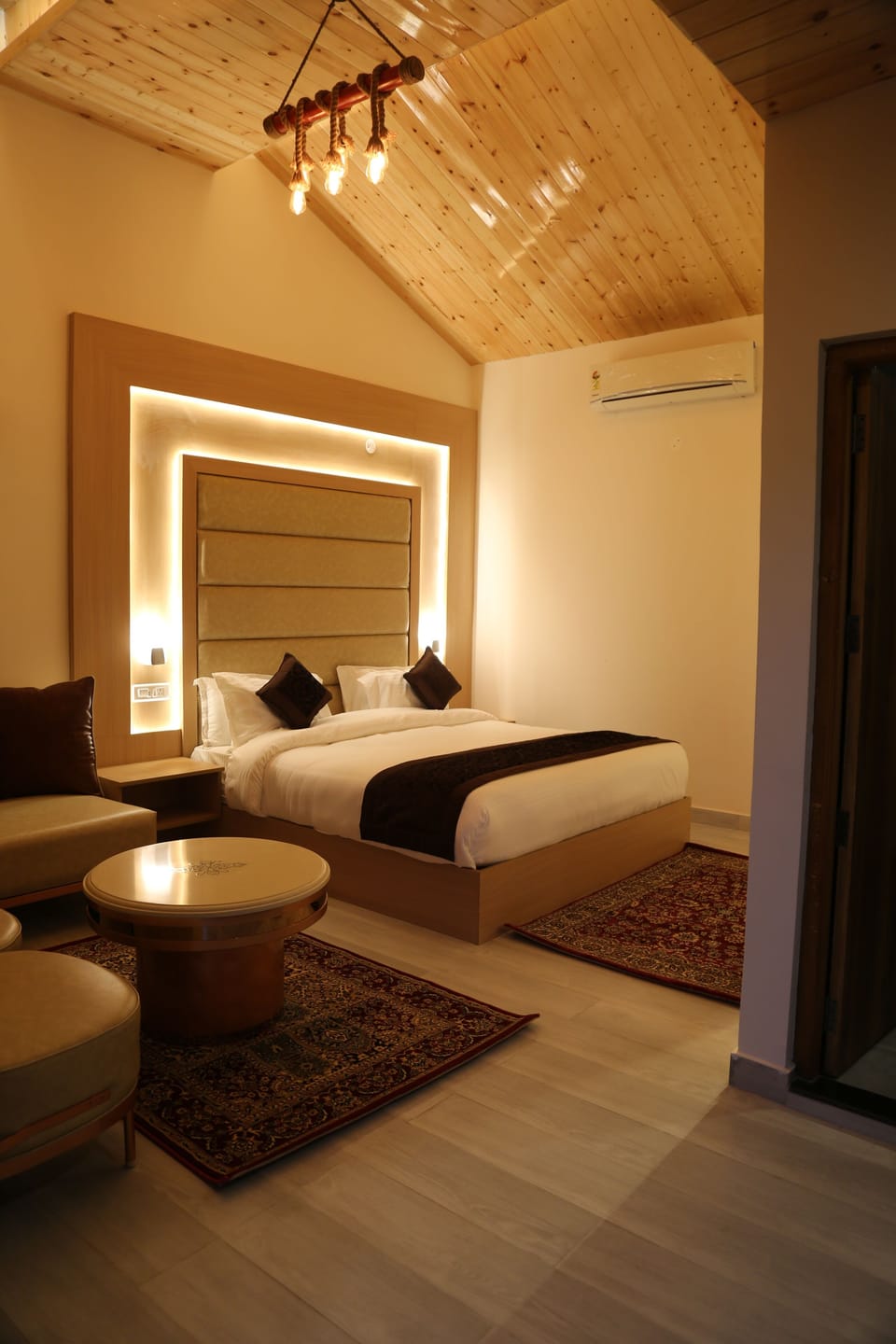 Luxury Room | Premium bedding, iron/ironing board, WiFi (free), bed sheets