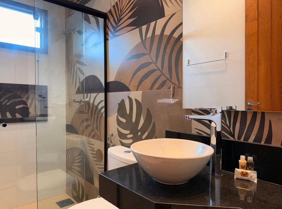 Comfort Room | Bathroom | Shower, hair dryer, towels