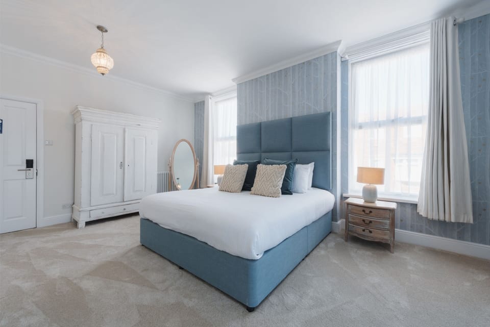 Superior Superking Suite with Bath & Shower | Individually decorated, individually furnished, desk, iron/ironing board