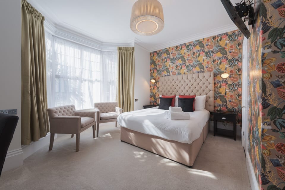 Executive King Room with Shower | Premium bedding, individually decorated, individually furnished, desk