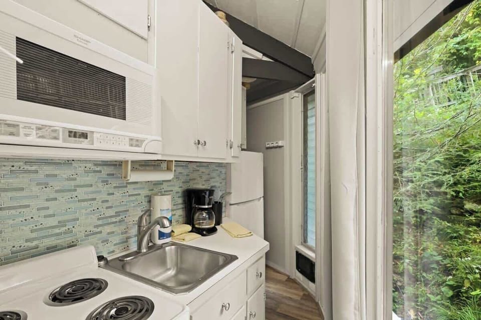 Our kitchen is a winter haven for culinary enthusiasts. With slope-side views as your backdrop, cooking becomes a delightful journey in this mountain retreat.