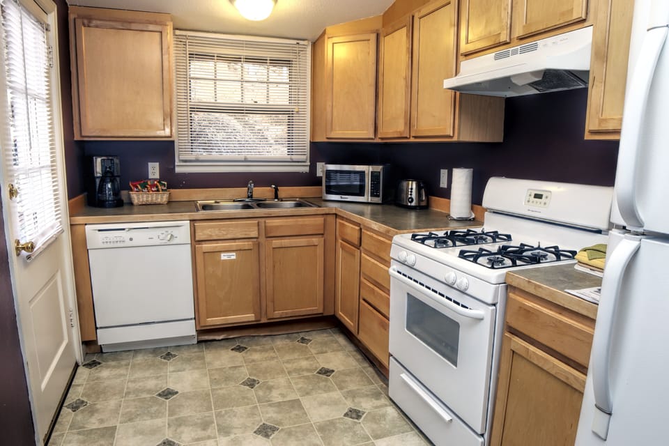 Townhome, 2 Bedrooms | Private kitchen | Fridge, oven, coffee/tea maker, toaster