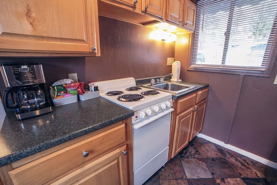 Apartment, 1 Bedroom | Private kitchen | Oven, coffee/tea maker, toaster