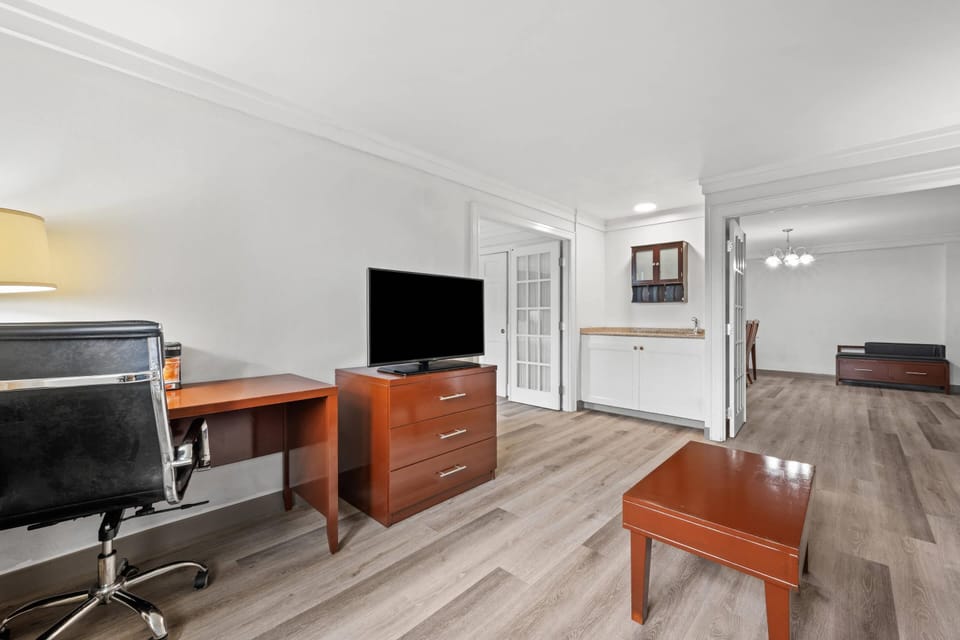 Suite, 1 King Bed, Non Smoking | Premium bedding, desk, laptop workspace, blackout drapes