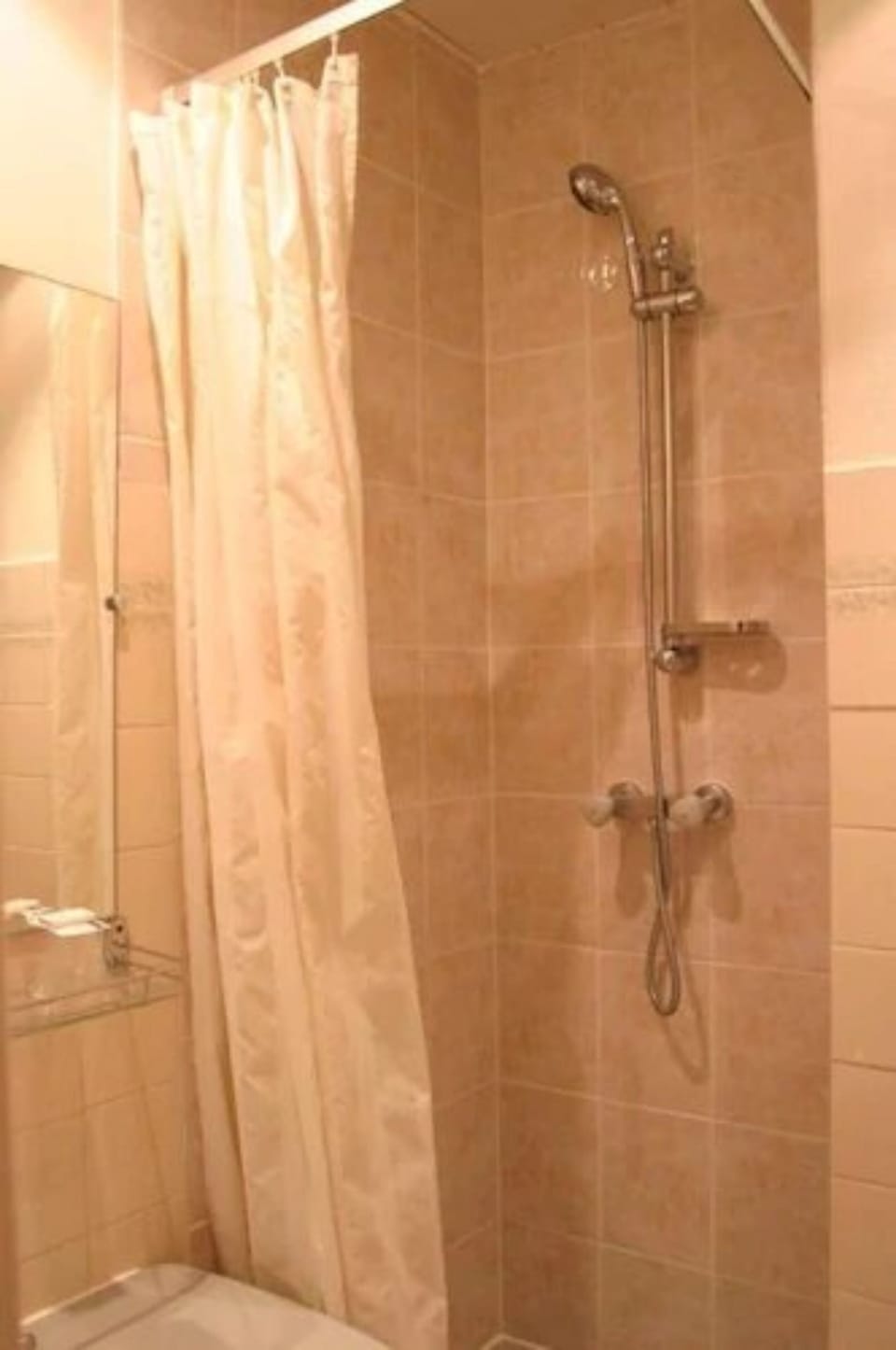 Combined shower/tub, hair dryer, towels