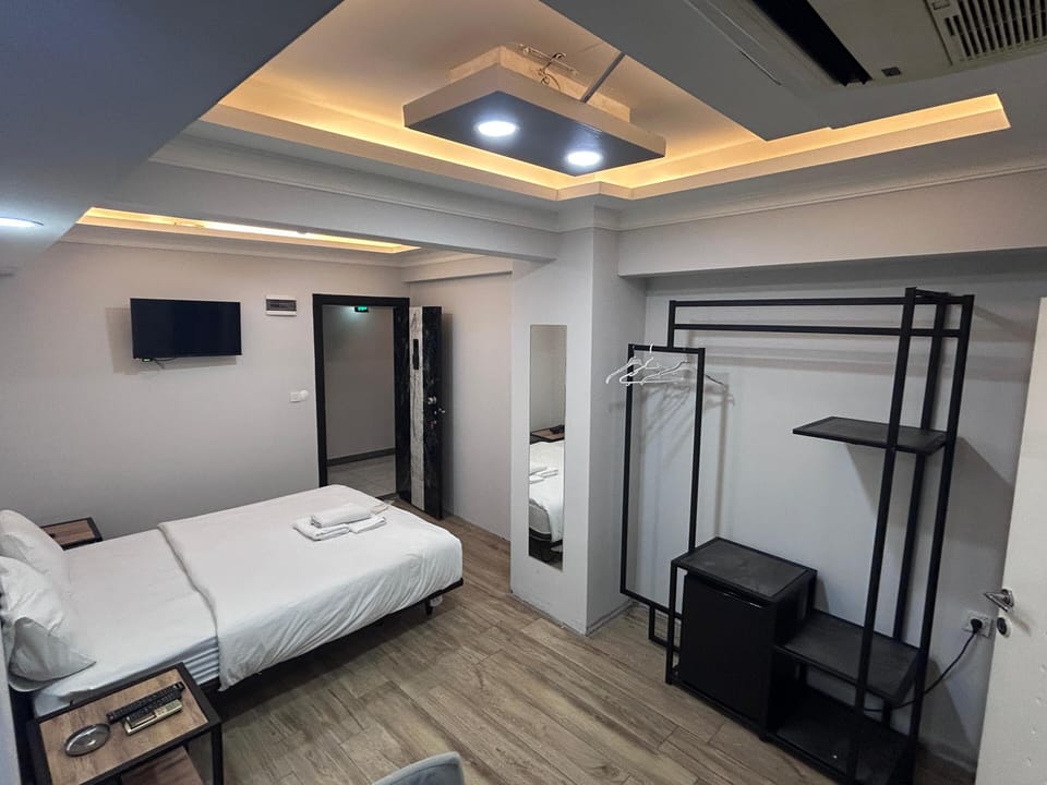 Economy Double Room | Minibar, individually decorated, individually furnished, desk