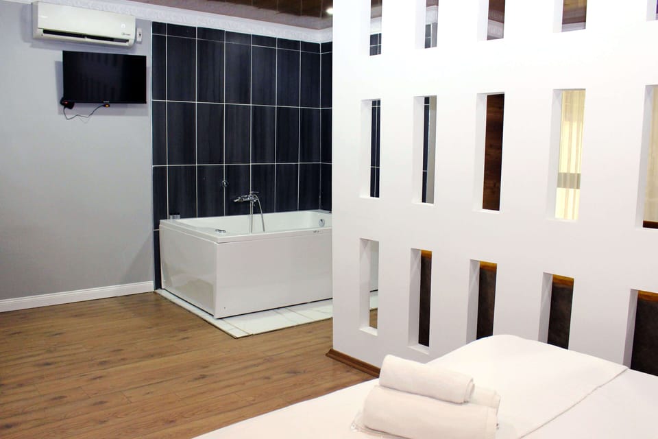Comfort Room | Minibar, individually decorated, individually furnished, desk