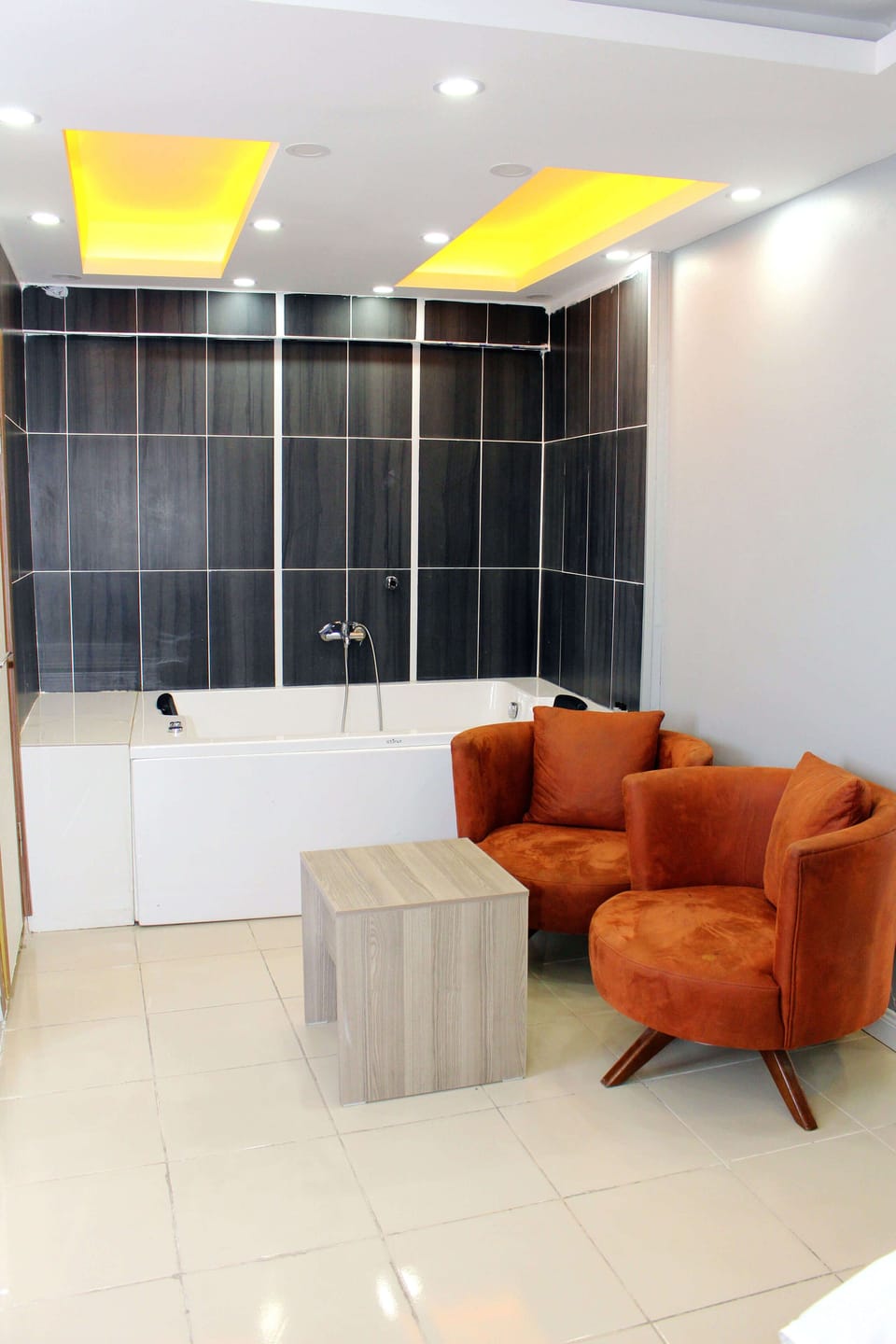 Deluxe Double Room | Minibar, individually decorated, individually furnished, desk