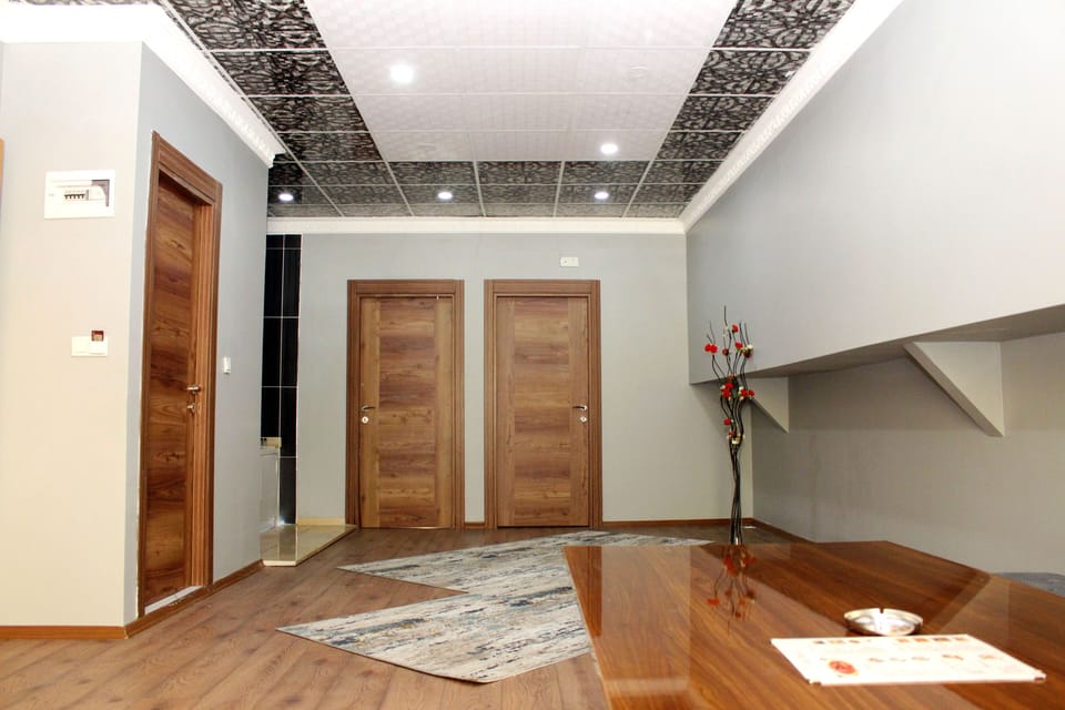 Luxury Room | Minibar, individually decorated, individually furnished, desk