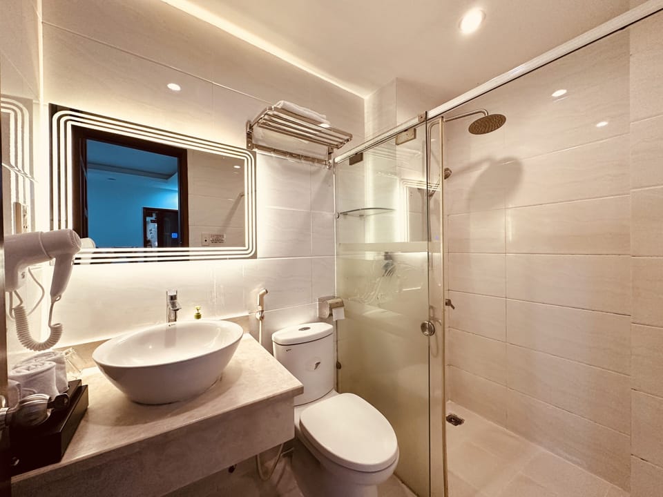 Standard Double Room | Bathroom | Combined shower/tub, rainfall showerhead, designer toiletries