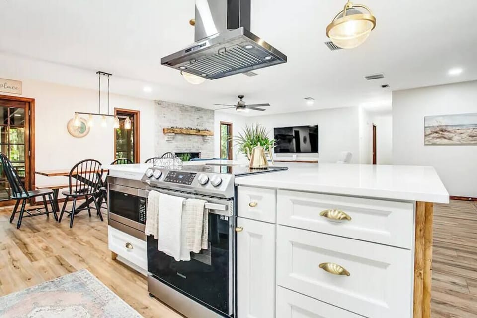 Microwave, Stove and Island Cooktop w/ hoodvent