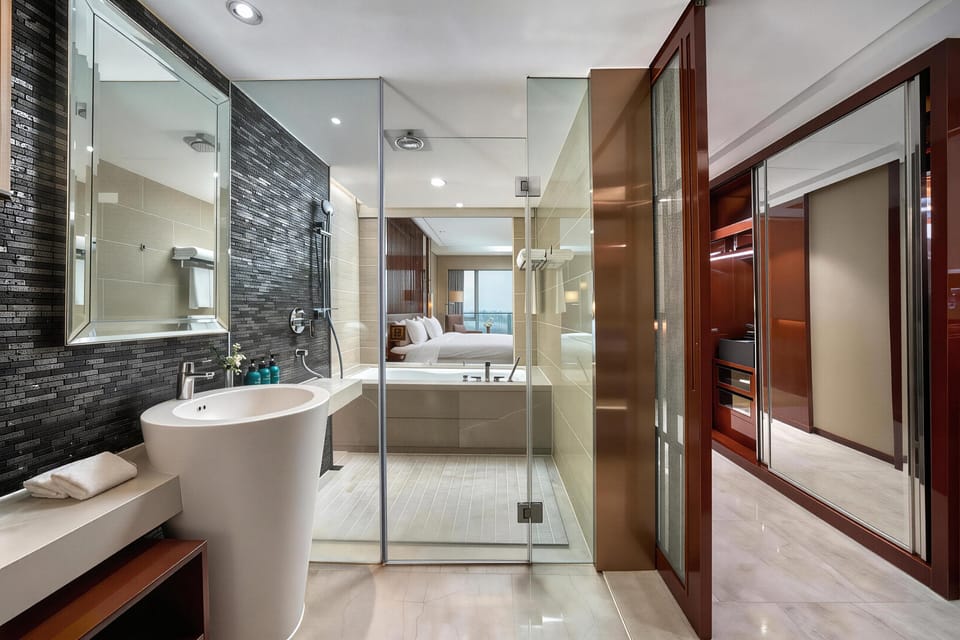 Premium Room, 2 Twin Beds | Bathroom | Shower, rainfall showerhead, free toiletries, hair dryer